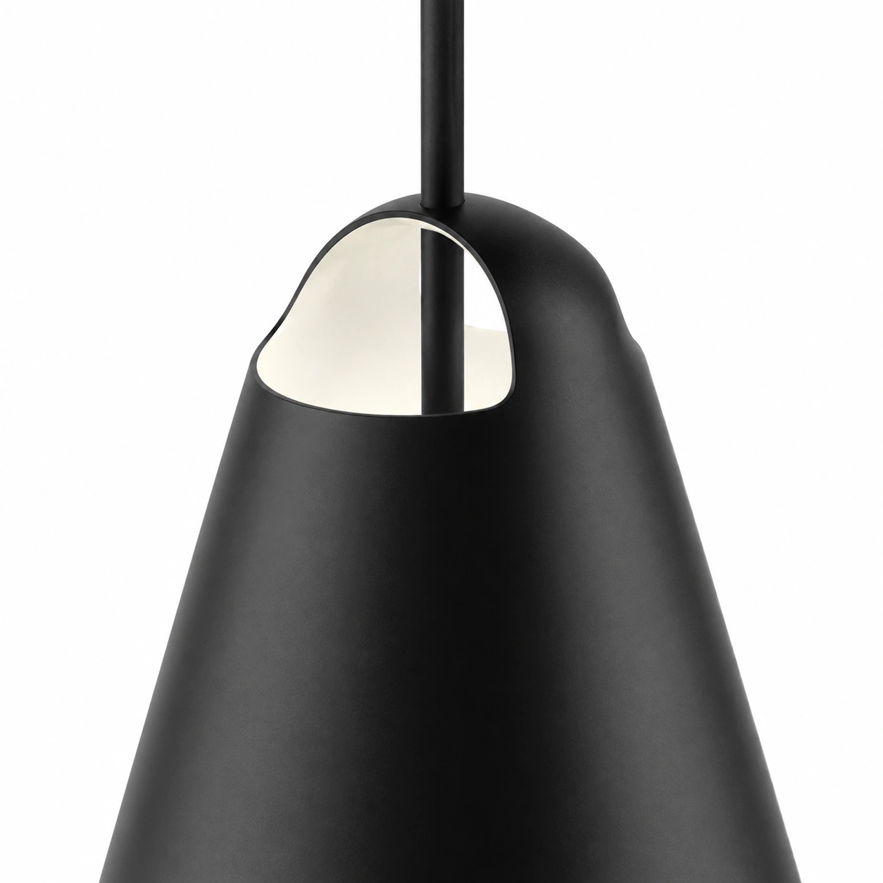 minimalist_black_pendant_lamp_close_up